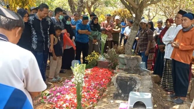 
					DIMAKAMKAN: Jasad Endang dimakamkan disamping makam anaknya. (foto: Moh. Rois).