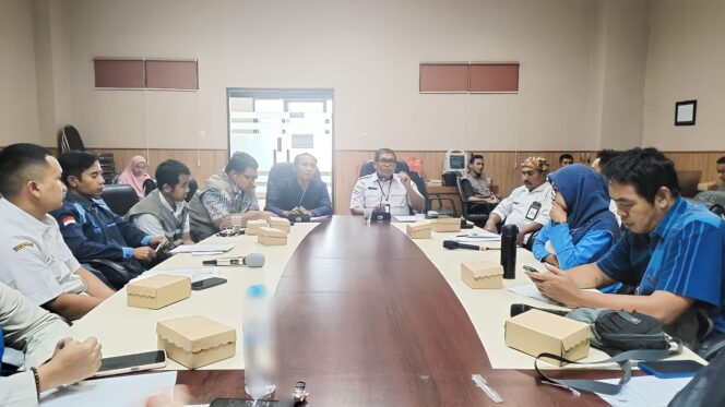 
					FINALISASI: Pembahasan draft Unit Layanan Disabilitas Ketenagakerjaan (ULDK) di kantor Bupati Probolinggo.  (foto: Ali Yak'lu).