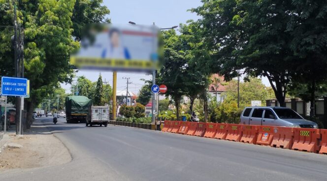 
					MARAK: Salah satu APK raksasa di Jl. Pemhaliyang belum ditertibkan. (foto: Ali Yak'lu)