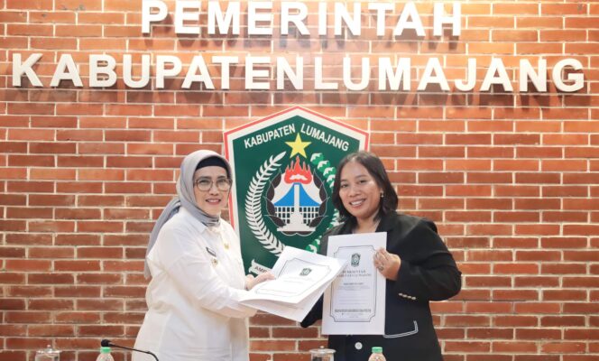 
					MoU : Pj Bupati dan Bawaslu Lumajang saat mendatangani kesepakan NPHD Pilkada 2024. (foto: Asmadi).