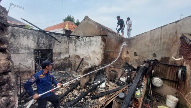 
					HANGUS: Petugas pemadam kebakaran memadamkan api di rumah Jl. HOS Cokroaminoto. (foto: Hafiz Rozani).