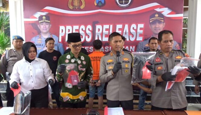 
					UNGKAP KASUS: Polres Pasuruan menangkap tersangka pembunuhan di Desa Randupitu, Kec. Gempol. (foto: Moh. Rois).