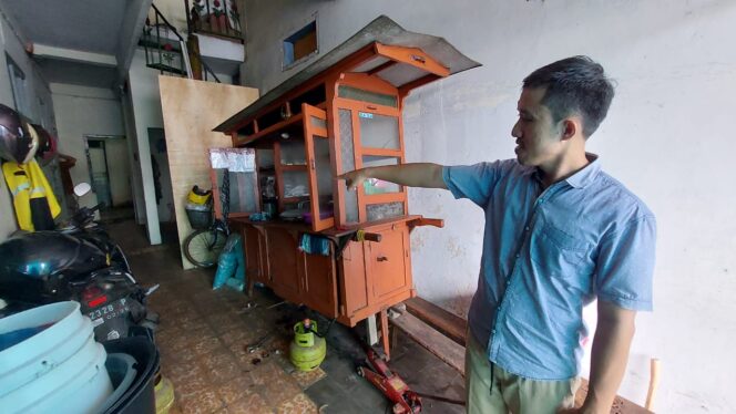 
					KEMALINGAN: Soleh, pemilik motor menunjukkan lokasi dua motor yang raib dicuri. (foto: Hafiz Rozani).
