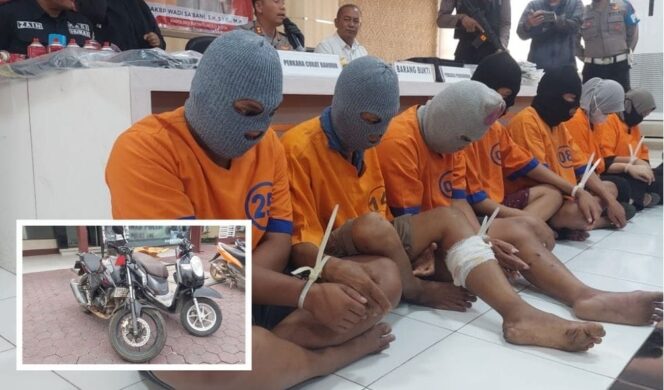 
					DIRINGKUS: Ayah-anak dan tersangka lain yang diamankan Polres Probolinggo Kota. (foto: Hariz Rozani)
