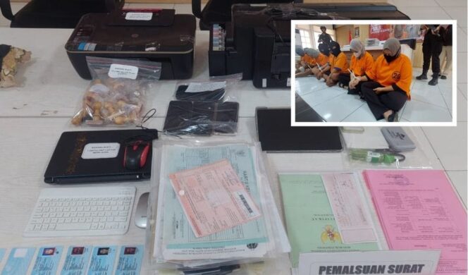
					DITANGKAP: Barang bukti kejahatan yang dilakukan oleh kedua pelaku. (foto: Hafiz Rozami)