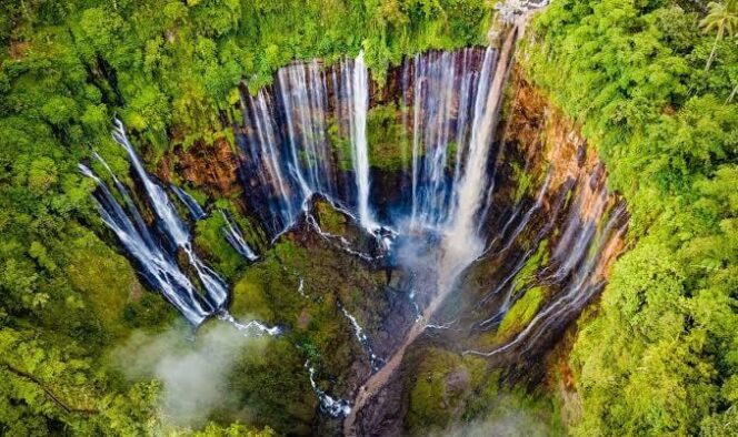
					FAVORIT: Air Terjun Tumpak Sewu di Desa Pronojiwo, Pronojiwo,  Lumajang, jadi jujugan favorit wisatawan asing. (foto: Asmadi)