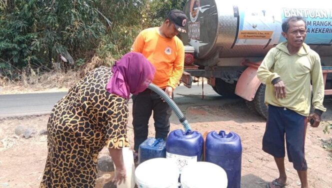 
					KRISIS AIR: Distribusi air bersih di wilayah Kecamatan Besuk beberapa waktu lalu. (foto: Ali Yak'lu).