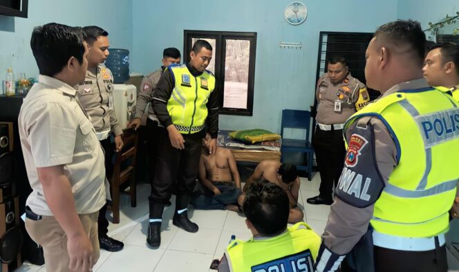 
					DIINTEROGASI: Dua orang pengendara mobil diinterogasi polisi pasca temuan sabu dalam tas kendaraan. (foto: Hafiz Rozani).