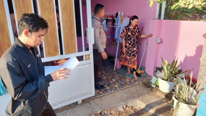 
					CURANMOR MERESAHKAN: Anggota Polsek Wonoasih, Polres Probolinggo Kota, mendatangi rumah korban curanmor. (foto: Istimewa).
