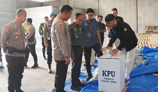 
					DICEK: Pengecekan logistik Pemilu 2024 oleh petugas gabungan di Kota Probolinggo. (foto: Humas Polres Probolinggo Kota).