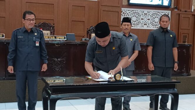 
					PROPEMPERDA: Ketua DPRD Kota Probolinggo saat menandatangani Propemperda. (foto: Hafiz Rozani).