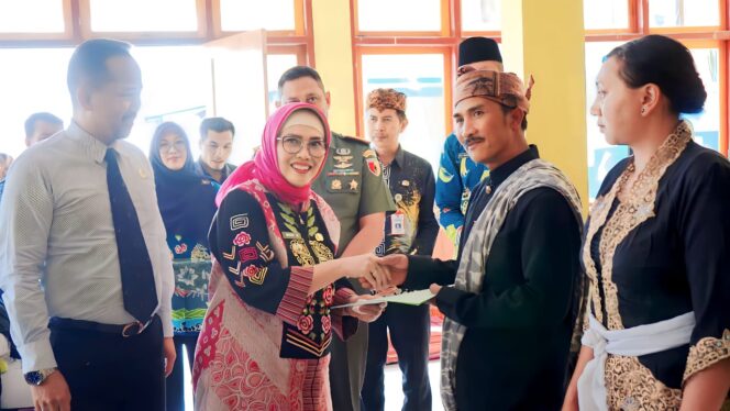 
					FASILITASI: Pj. Bupati Lumajang, Indah Wahyuni saat menyerahkan 300 sertifikat PTSL kepada masyarakat Desa Argosari, Kecamatan Senduro. (Asmadi).