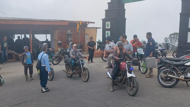 
					SISIR TKP: Tim Investigasi TNI AU naik ojek motor menuju lokasi jatuhnya pesawat Super Tucano di lereng Gunung Bromo Pasuruan. (foto: Moh. Rois)