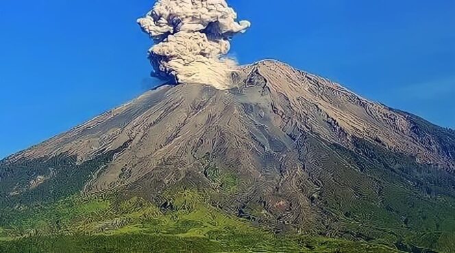 
					ERUPSI: Gunung Semeru di Lumajang alami erupsi dengan tinggi kolom letusan 1.000 meter diatas puncak. (foto: Asmadi)