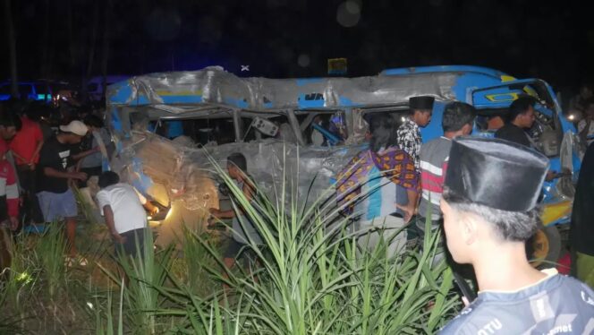 
					CARI BALITA: Warga menyisir lokasi kejadian untuk mencari balita yang kabarkan jadi korban kecelakaan. (foto: Asmadi).