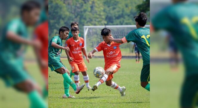 
					DIEVALUASI: Pemain Persipro 1954 U-17 saat melawan Persebaya Surabaya dalam pertandingan terakhir babak 24 besar, Sabtu (18/11/23). (foto: istimewa)
