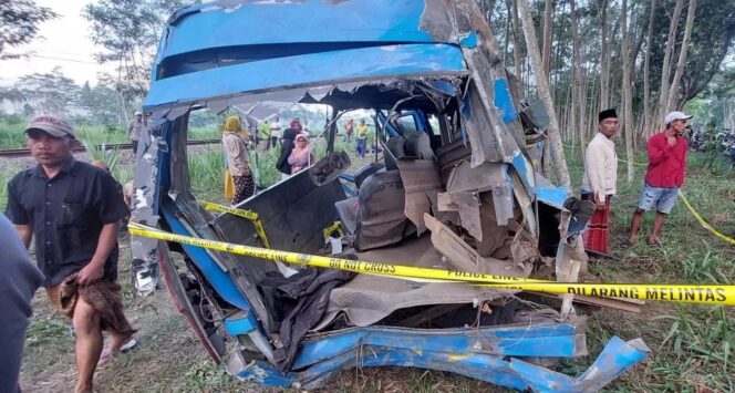 
					DIPINDAH: Minibus yang tertabrak KA Probowangi dipindahkan dari lokasi kejadian. (foto: Asmadi).