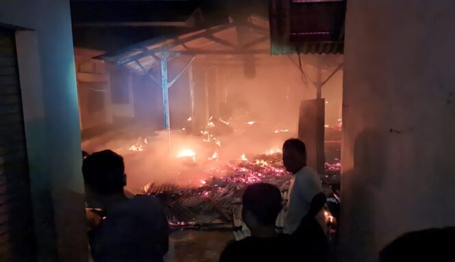 
					LUDES: Sejumlah bedak di Pasar Muneng ludes dilalap si jago merah, Selasa (21/11/23) dinihari. (foto: Hafiz Rozani).