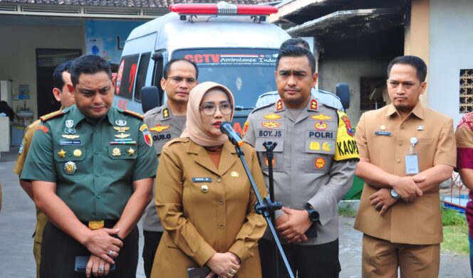 
					BANTU KORBAN LAKA: Pj Bupati Lumajang, Indah Wahyuni, dan sejumlah pejabat forkopimda setempat saat berada di RSUD dr Haryoto Lumajang. (foto: Asmadi)