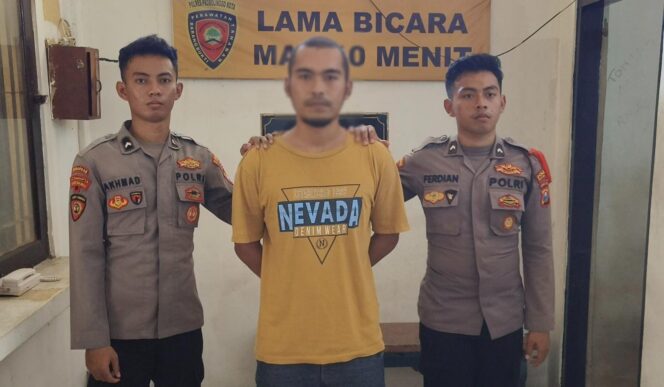 
					DIRINGKUS: Karyawan BPR, A-S-S (36), dibekuk petugas Satreskrim Polres Probolinggo Kota akibat gelapkan uang nasabah. (foto: Humas Polres Probolinggo Kota).