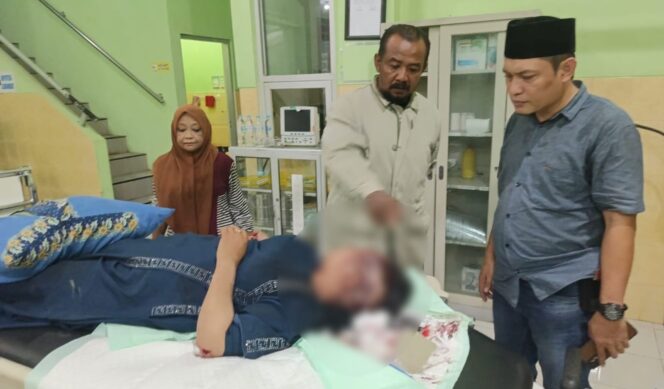 
					TERKAPAR: Korban pembacokan di Desa Nogosaren, Gading, menjalani perawatan di rumah sakit. (foto: Ali Ya'lu)