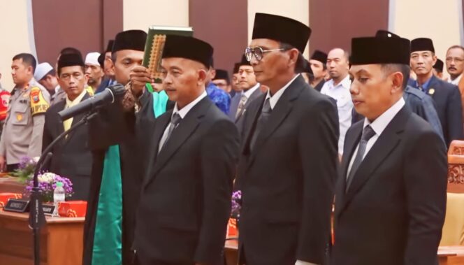 
					PAW: Proses pengambilan sumpah dan jabatan 3 anggota DPRD Kab. Pasuruan hasil PAW. (foto: Moh. Rois).