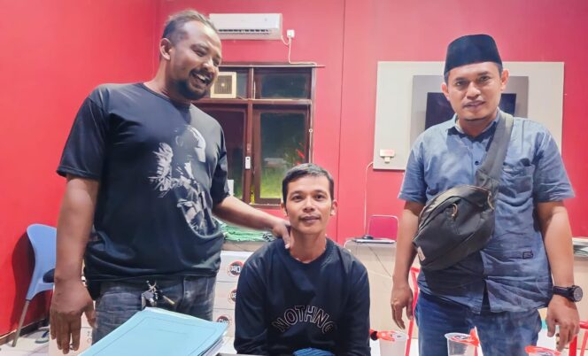 
					TERTANGKAP: Tersangka pelaku pembacokan, Abdul Qomar (38), pasca ditangkap polisi. (foto: Ali Ya'lu).