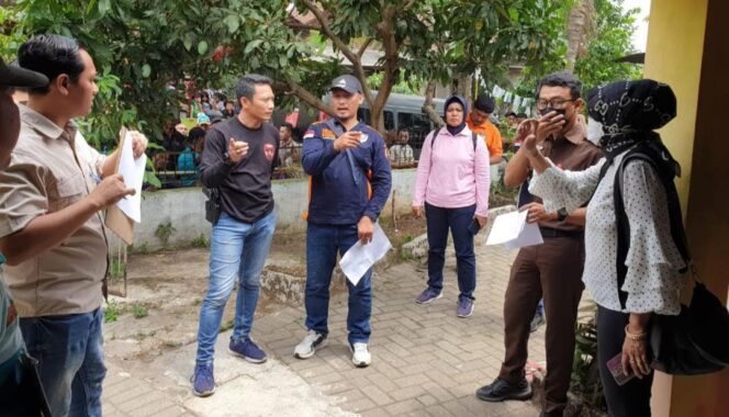 
					REKONTRUKSI: Sejumlah petugas kepolisian saat menggelar rekontruksi mertua bunuh menantu di Desa Parerejo, Kec. Purwodadi, Kab. Pasuruan. (foto: Moh. Rois).