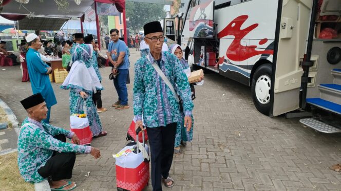 
					HAJI: Salah seorang calon jamaah haji di Kabupaten Probolinggo bersiap berangkat haji. (foto: Ali Ya'lu).