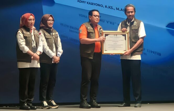 
					DIAPRESIASI: Ketua Satgas Penanganan PMK Provinsi Jatim, Adhy Karyono, memberikan penghargaan kepada perwakilan DKPPP Kota Probolinggo. (foto: Hafiz Rozani).