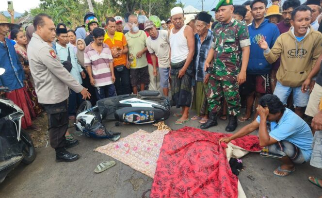 
					TAK TERTOLONG:  NKR (16), pelajar asal Desa Pandean, Kecamatan Paiton, Kabupaten Probolinggo, terkapar usai tertabrak dump truk di jalan raya Desa Sambirampak Lor, Kecamatan Kotaanyar, Minggu (26/11/23). (foto: Ali Ya'lu).