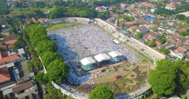 
					LAUTAN MANUSIA: Stadion Pogar Bangil jadi lautan manusia saat Istighotsah Kubro digelar. (foto: Moh. Rois).