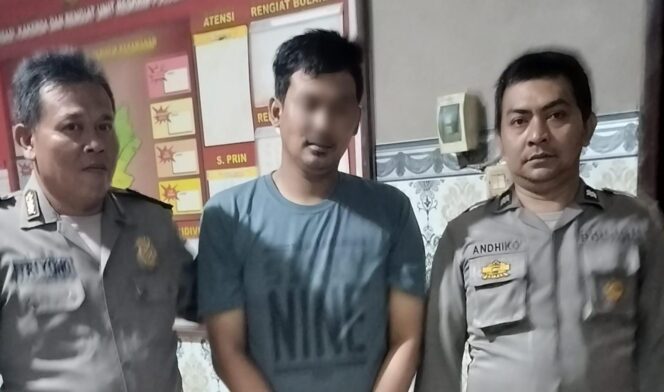 
					TERTANGKAP: Pelaku pasca ditangkap anggota Polsek Purwosari, Pasuruan. (foto: Moh. Rois)