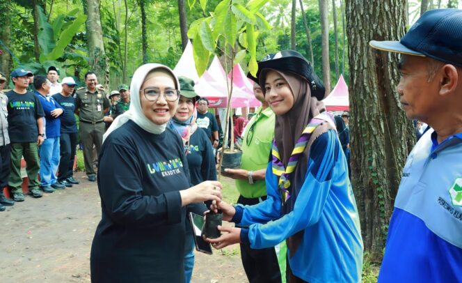 
					REBOISASI: Pj. Bupati Lumajang, Indah Wahyuni, memberikan bibit pohon kepada pelajar agar ditanam. (foto: Asmadi)