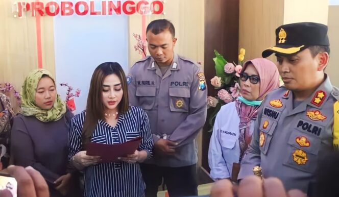 
					DIMUTASI: Luluk Sofiatul Jannah dan suaminya, Bripka M. Nuril saat mediasi di SMKN 1 Kota Probolinggo, 6 September 2023. (foto: dok).