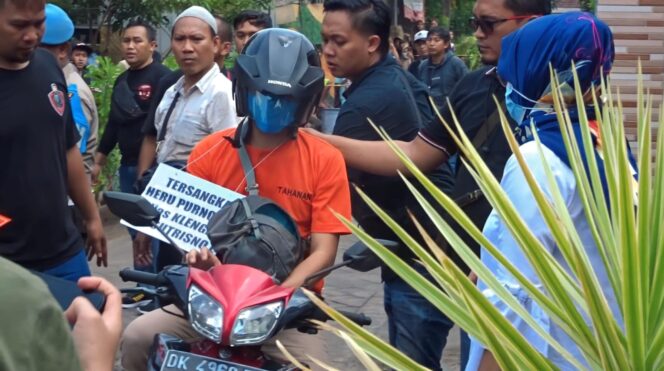 
					REKONTRUKSI: Tersangka saat menjalani rekontruksi di rumah korban. (foto: Moh. Rois).