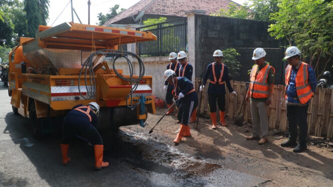 
					DIPERBAIKI: Truk Alpomain sedang memperbaiki jalan yang rusak di Kabupaten Probolinggo. (foto: Ali Ya'lu).