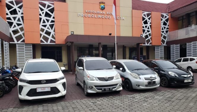 
					DISITA: Tujuh mobil disita petugas Polres Probolinggo Kota saat mengungkap kasus penggelapan mobil rental dengan 7 orang tersangka. (foto: Humas Polres Probolinggo Kota).