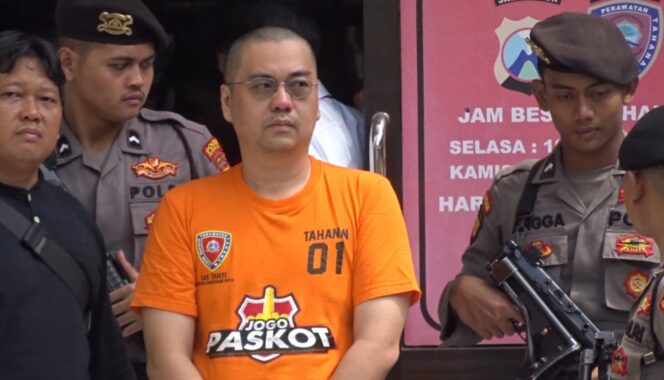 
					TERSANGKA: Tersangka penusukan di jalur pantura Lekok yang ditangkap anggota Polres Pasuruan Kota. (foto: Moh. Rois).