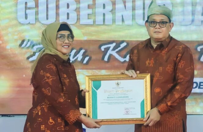 
					APRESIASI: Pj. Bupati Lumajang, Indah Wahyuni saat menerima penghargaan pada peringatan Hari Disabilitas Internasional (HDI) Tahun 2023 di Kab. Trenggalek. (foto: Asmadi).