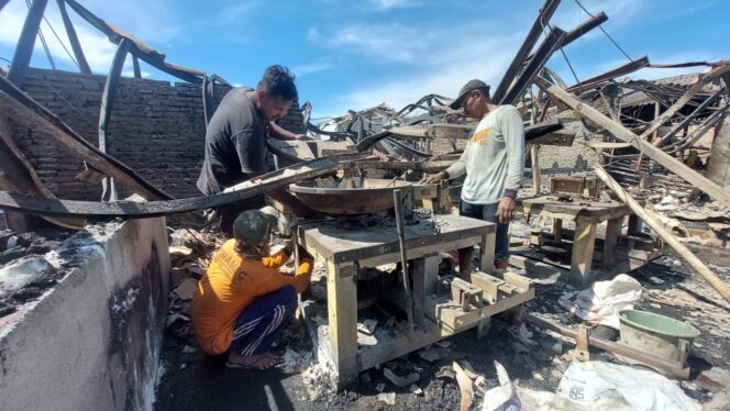 
					LUDES: Sejumlah pedagang Pasar Leces membongkar mesin selep daging untuk dimanfaatkan ulang. (foto: Hafiz Rozani).