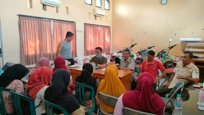 
					TERJARING: Para wanita penjaja sek komersial usai terjaring razia Satpol PP Kab. Probolinggo. (foto: Ali Yak'lu).
