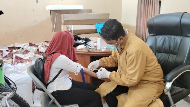 
					NGAKU TERPAKSA: Salah satu PSK yang terjaring Satpol PP Kabupaten Probolinggo, N, mengaku terpaksa jual diri karena ingin membiayai pendidikan anaknya. (foto: Ali Yak'lu).