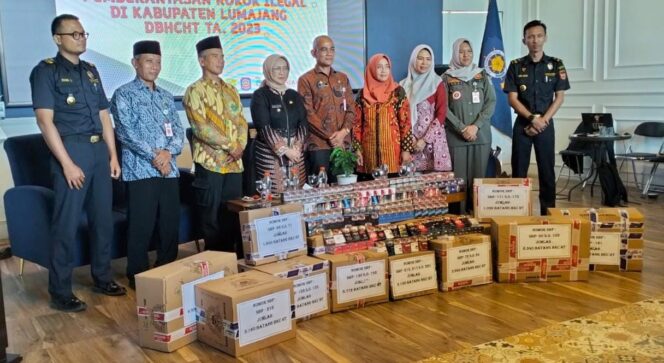 
					ROKOK ILEGAL: Pemkab Lumajang dan kantor Bea Cukai Probolinggo menunjukkan barang bukti rokok ilegal yang berhasil disita. (foto: Asmadi).