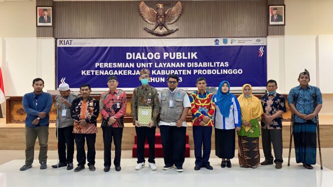 
					LAHIRKAN ULDK: Pemkab Probolinggo, penyandang disabilitas dan instansi terkait pasca pembentukan ULDK. (foto: Ali Ya'lu).