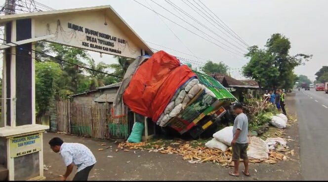 
					LAKA TUNGGAL: Truk sasak gapura desa yang berada di jalur pantura Pasuruan. (foto: Moh. Rois)