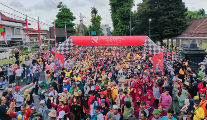 
					JALASETRA: Ribuan manusia hadir di Alun-alun Lumajang untuk mengikuti Jalan Sehat Tradisional (Jalasetra) Lumajang - Senduro. (foto: Asmadi)