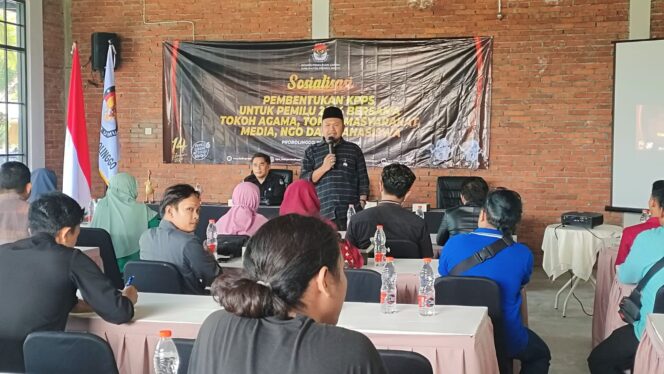 
					SOSIALISASI: Anggota KPU Kab. Probolinggo, Aliwafa, saat sosialisasikan rekrutmen KPPS untuk Pemilu 2024. (foto: Ali Yak'lu).