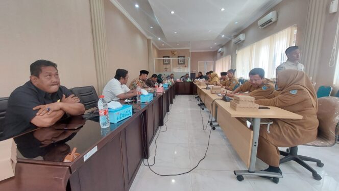 
					RDP: Rapat Dengar Pendapat (RDP) DPRD Kota Probolinggo dengan Dinas Pekerjaan Umum, Penataan Ruang, Perumahan, dan Kawasan Permukiman (PUPR-PKP) dan Penyedia Barang dan Jasa (Barjas) terkait proyek pembangunan yang sedang dikerjakan. (foto: Hafiz Rozani)