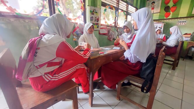 
					CARI ATLET: Para peserta sedang menjalani turnamen bridge. (foto: Hafiz Rozani)